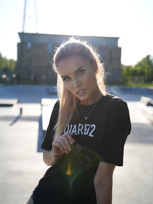 Instagram post by @franziska_czurratis_official for FARFETCH. Caption reads: [...] cool 😎! Happy Weekend 🫶🏼!! 🐈‍⬛ @farfetch....