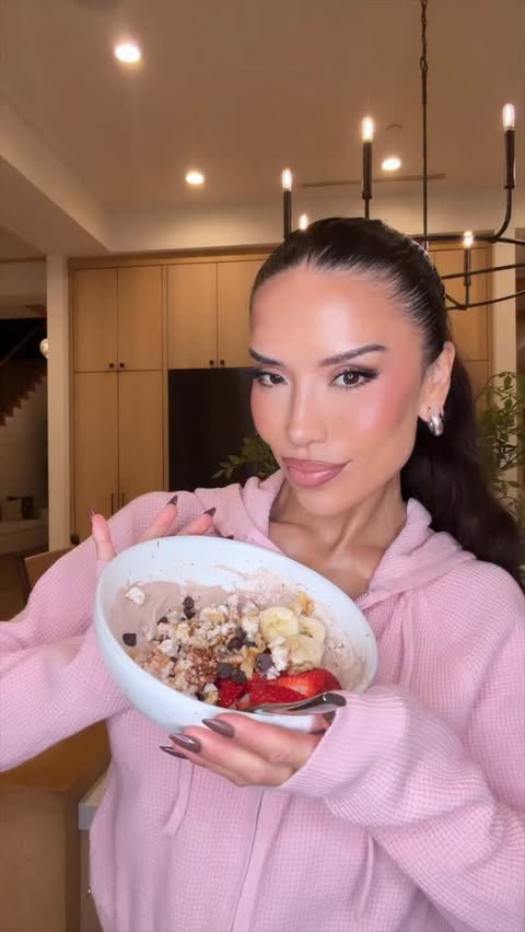 Instagram post by an influencer for Bloom Nutrition. Caption reads: Chocolate Strawberry Protein Bowl 🍓🍫 @bloomsupps....
