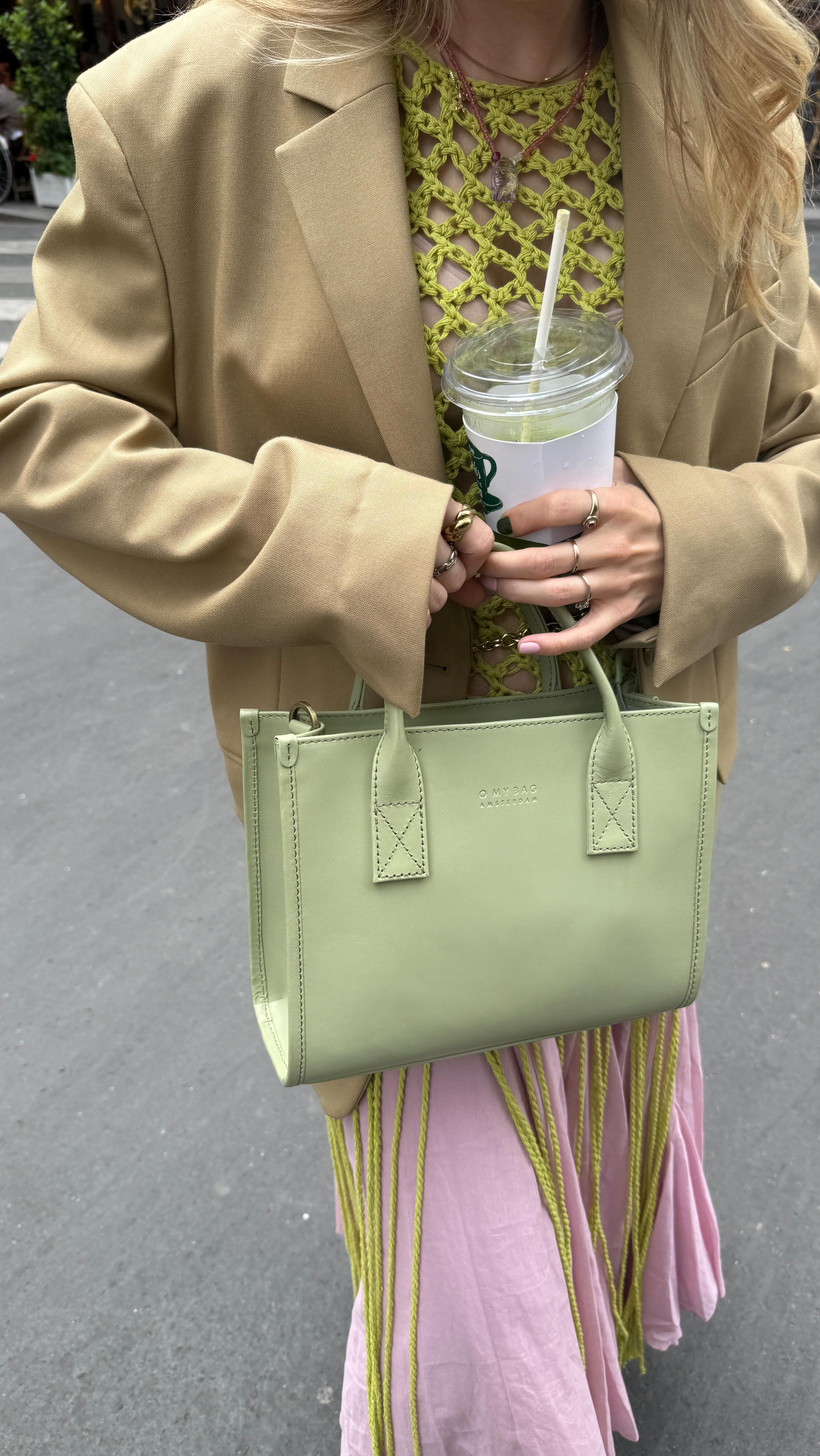 Instagram post by @whatwomenwearr for O My Bag. Caption reads: [...] 😉 Comment 💚 for a direct link 🔗👜....