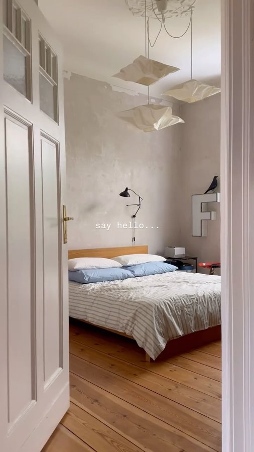 Instagram post by @r.a.u.f.a.s.e.r.b.e.r.l.i.n for ELLE DECOR. Caption reads: 16 02 25

roomtour on a sunday....