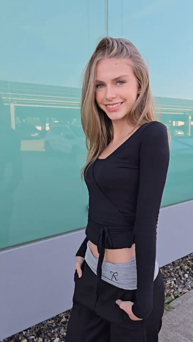 Instagram post by @nelly.opitz for SOFIE SCHNOOR. Caption reads: [...] evening! ✨️
YOUR NELLY 🫶🏼

👚 -....