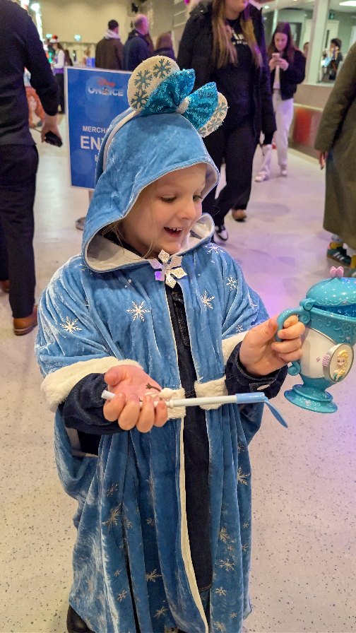 Instagram post by @thelifeofscarlettandus_ for Disney On Ice. Caption reads: [...] ❄️

I will never get over how magical....