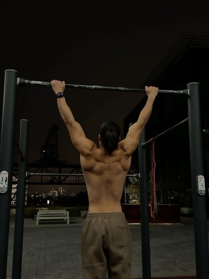 Instagram post by @latwist for XXL Nutrition. Caption reads: #Werbung 👑STREET WORKOUT👑 - geile session mit....