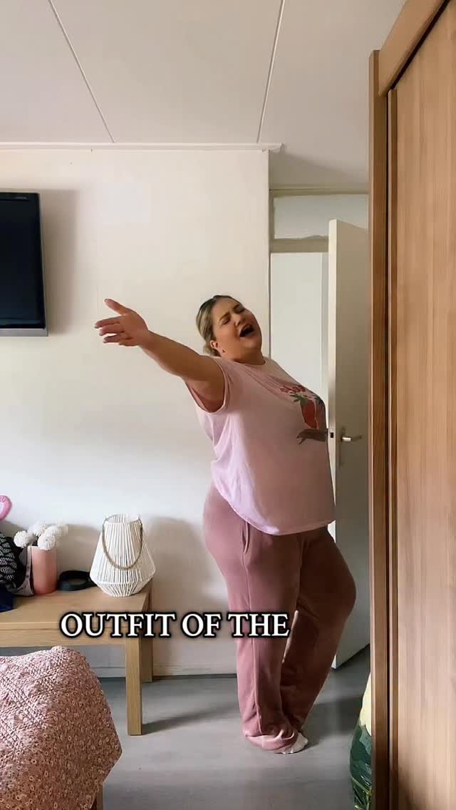 Instagram post by @kaylaavami for Ulla Popken. Caption reads: De volledige set komt van @ullapopken_official....