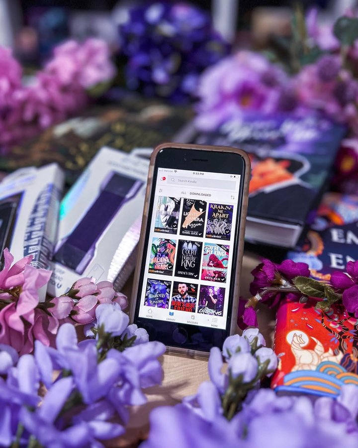 Instagram post by @bookworm_panda for LOVEHANDLE. Caption reads: ❓What format do you read the most books in?
‌
I....