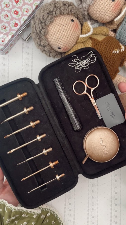 Instagram post by @lululovesthemoon for KnitPro. Caption reads: [...] a beautiful faux suede leather case by....