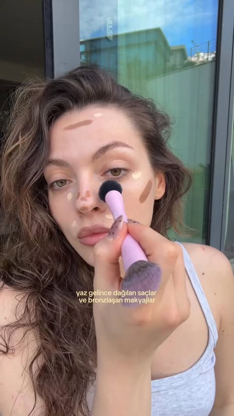 Instagram post by @itseylulileli for Cream Co.. Caption reads: [...] kontur stick / highlighter @creamco glow....
