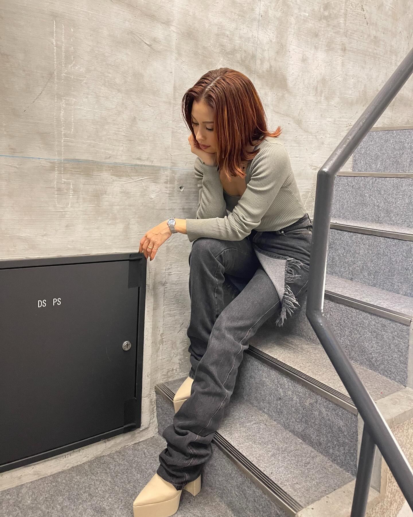 Instagram post by @benibooo for Breitling. Caption reads: 毎日が秒で終わっちゃうのよ🪐
また新曲できたしツアーの準備も開始!!
リクエスト沢山来て悩みちゅう....