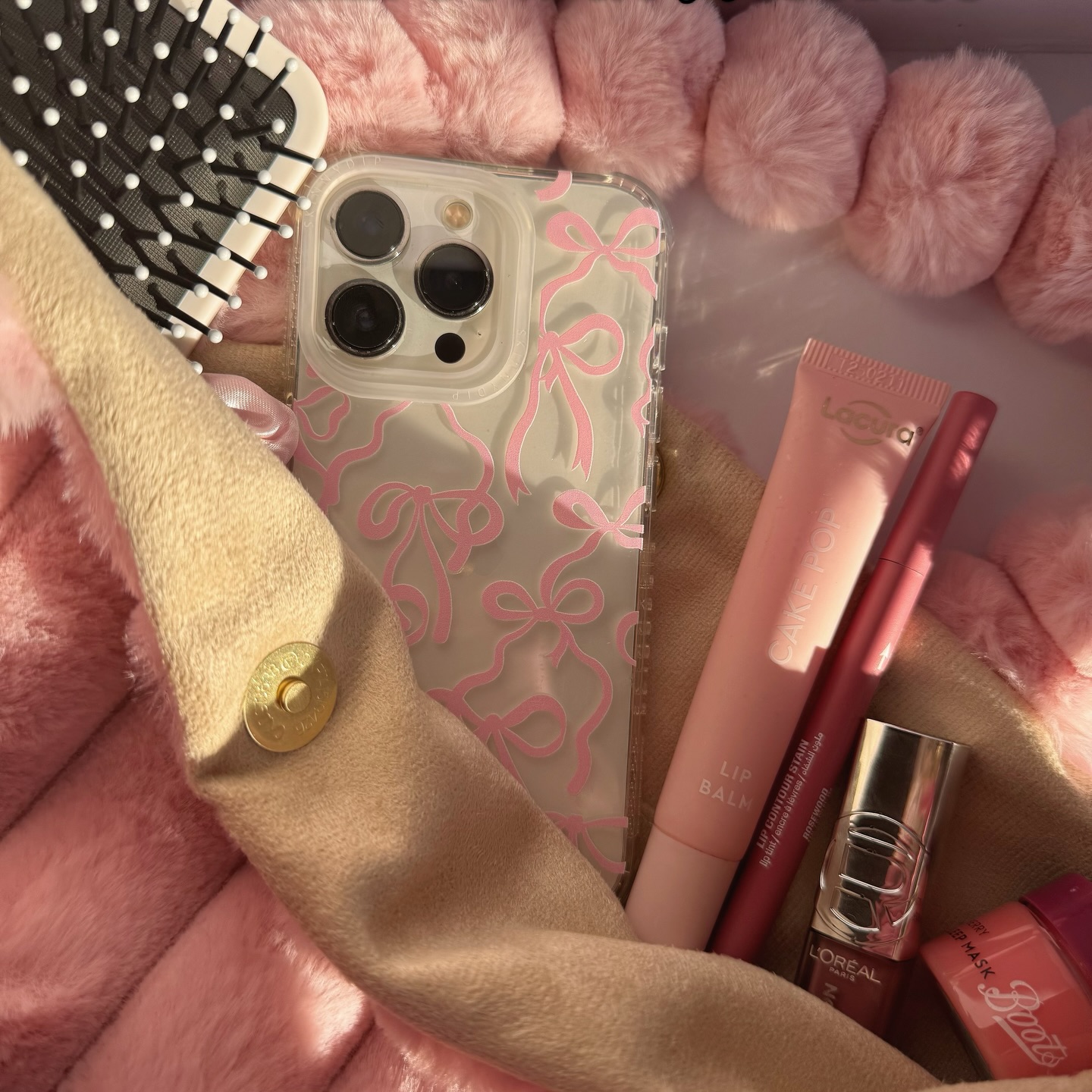 Instagram post by @beauty.obsessed.girlie for Skinnydip London. Caption reads: [...] never leave the house....