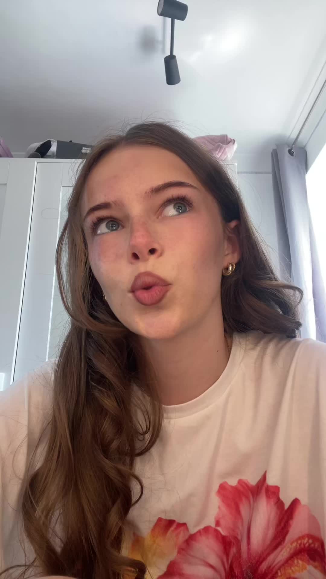 TikTok post by @graciewarr1 for Lashview. Caption reads: Lashview self-adhesive lashes, link in my bio,....
