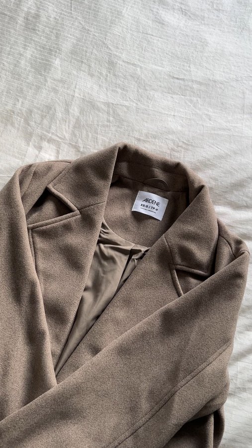 Instagram post by @sophia.berk for Ardene. Caption reads: styling brown for fall >> 🤎 @ardene AD 🍂 1-4....