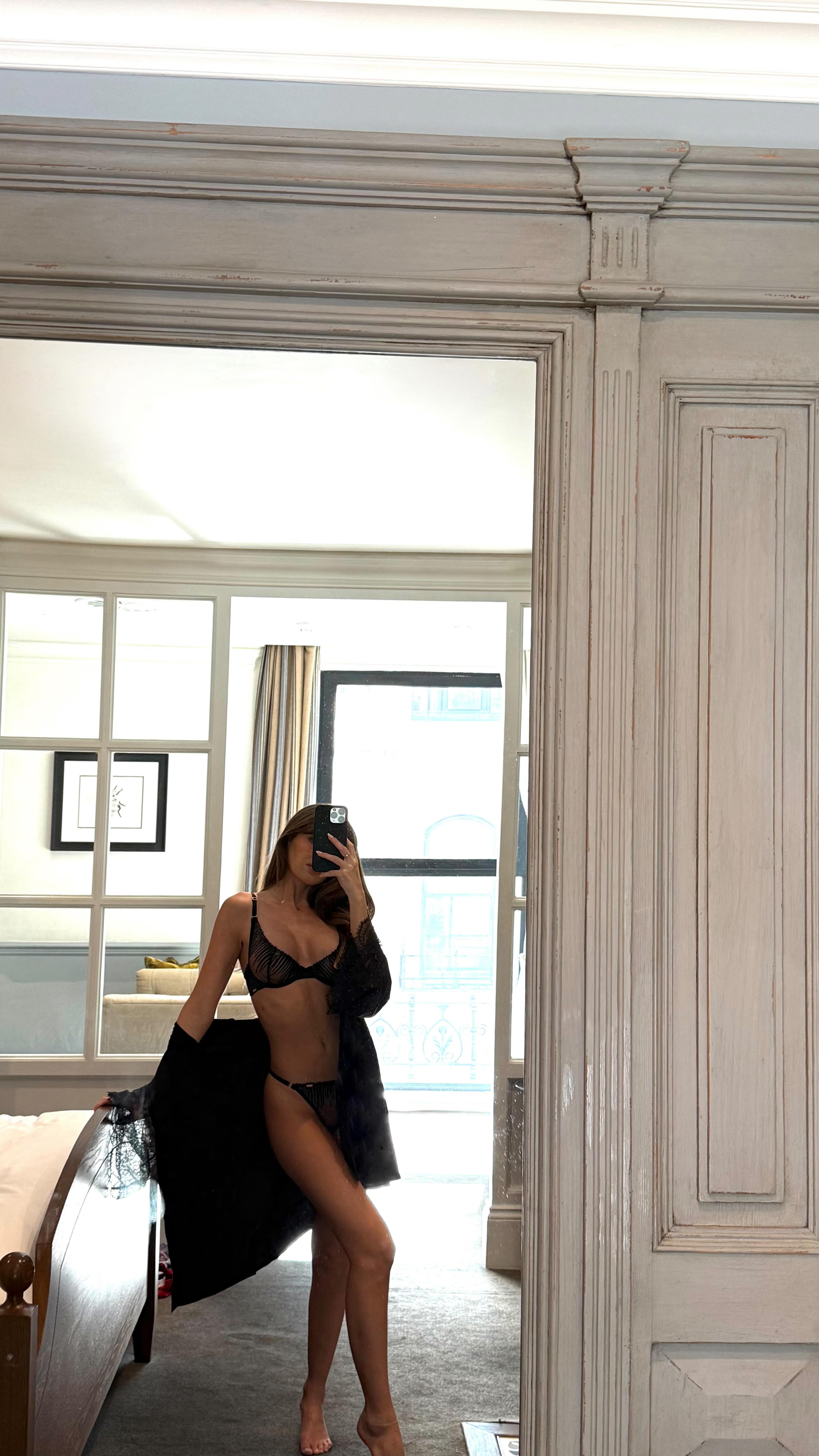 Instagram post by @geesteelx for Hunkemöller. Caption reads: Lingerie for every mood @hunkemoller 
Ad.