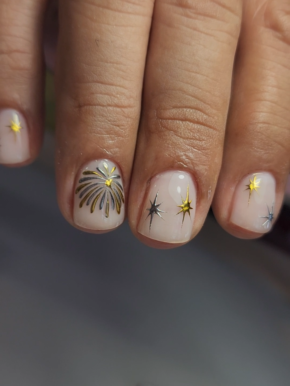 TikTok post by @reineshkanails for MelodySusie. Caption reads: [...] Nails🎆 con mis herramientas favoritas....