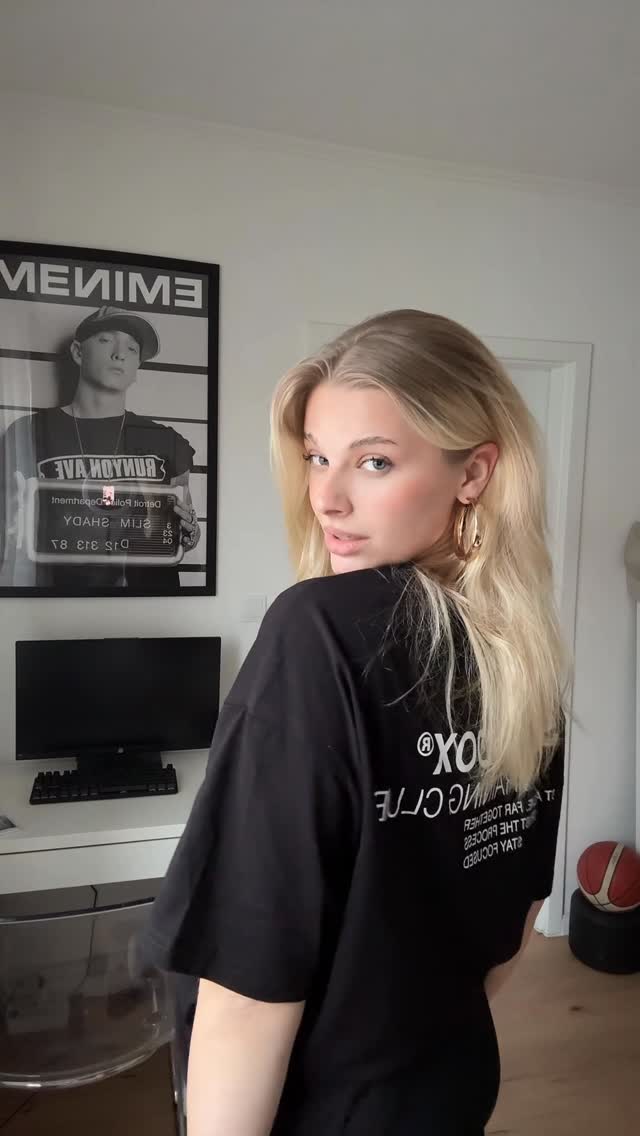 Instagram post by @av4.marie for Smilodox. Caption reads: Whole Fit From @smilodox >>>....