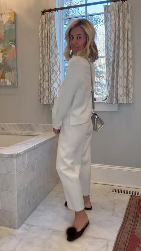 Instagram post by @mixandmatchmadness for SPANX. Caption reads: [...] if you ask me thanks to @Spanx LUXE air....