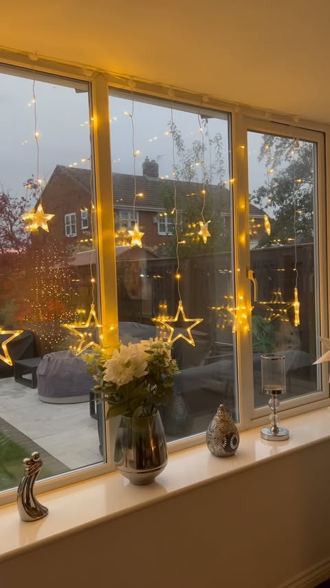 Instagram post by @mrsgibsonhome for Quntis. Caption reads: [...] #curtainlights #christmasdecor #quntis....