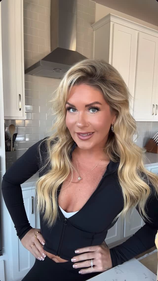 Instagram post by @claudiaravioli for VitaHustle. Caption reads: Take it to the max @vitahustle #vitahustlepartner.