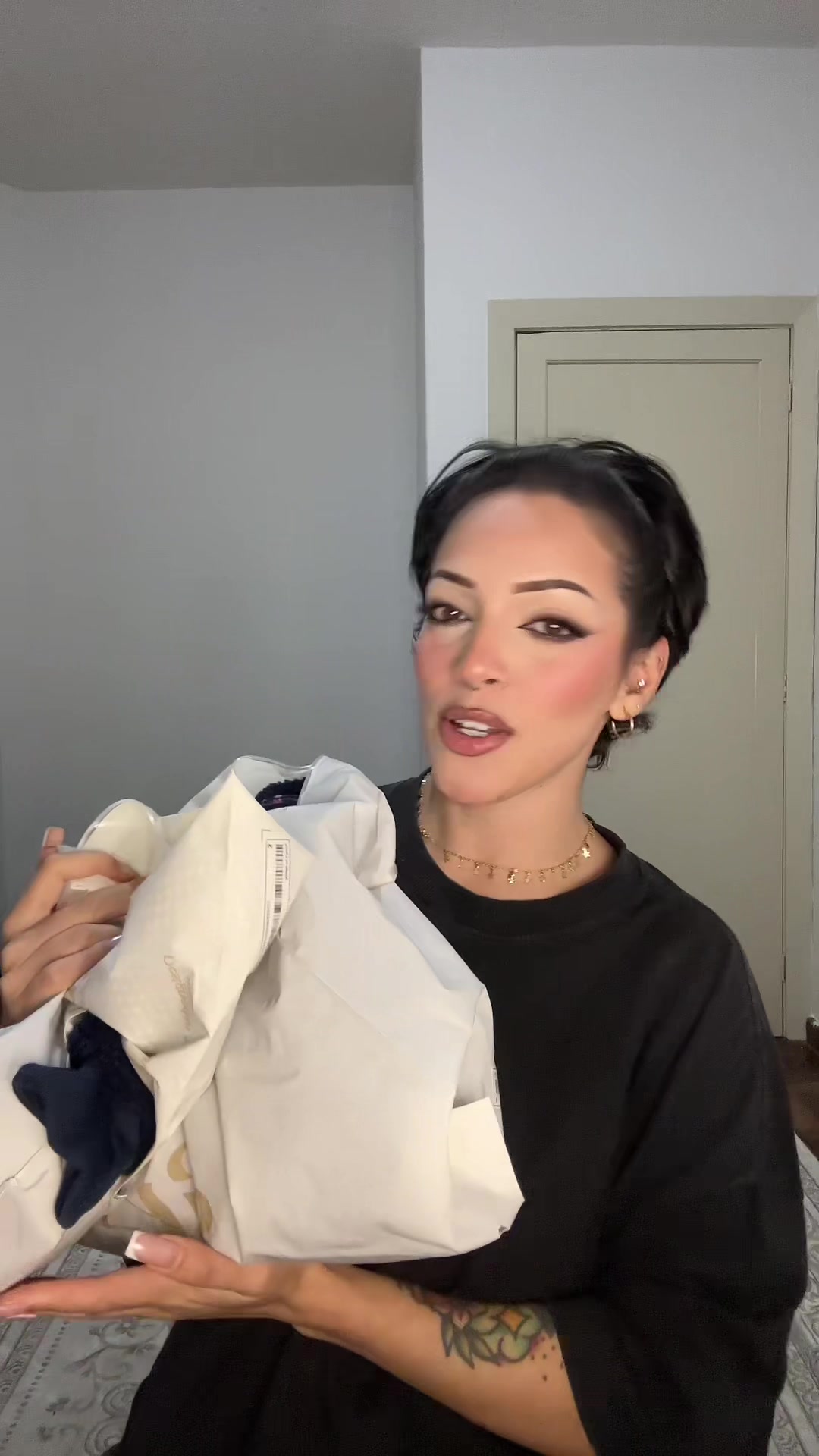 TikTok post by @biaeutrant for Felicita. Caption reads: Roupinhas novas da shein! Amoooo Nome da loja:....