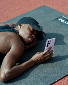 Instagram post by @cynthia_bolingo for Samsung Belgium. Caption reads: Hello Monday ✨ When your coach @rolkah has just....