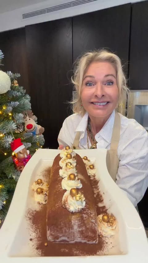 Instagram post by @mariskabauer for Albert Heijn. Caption reads: [...] ✨
Met de feestmakers van @albertheijn zoals....