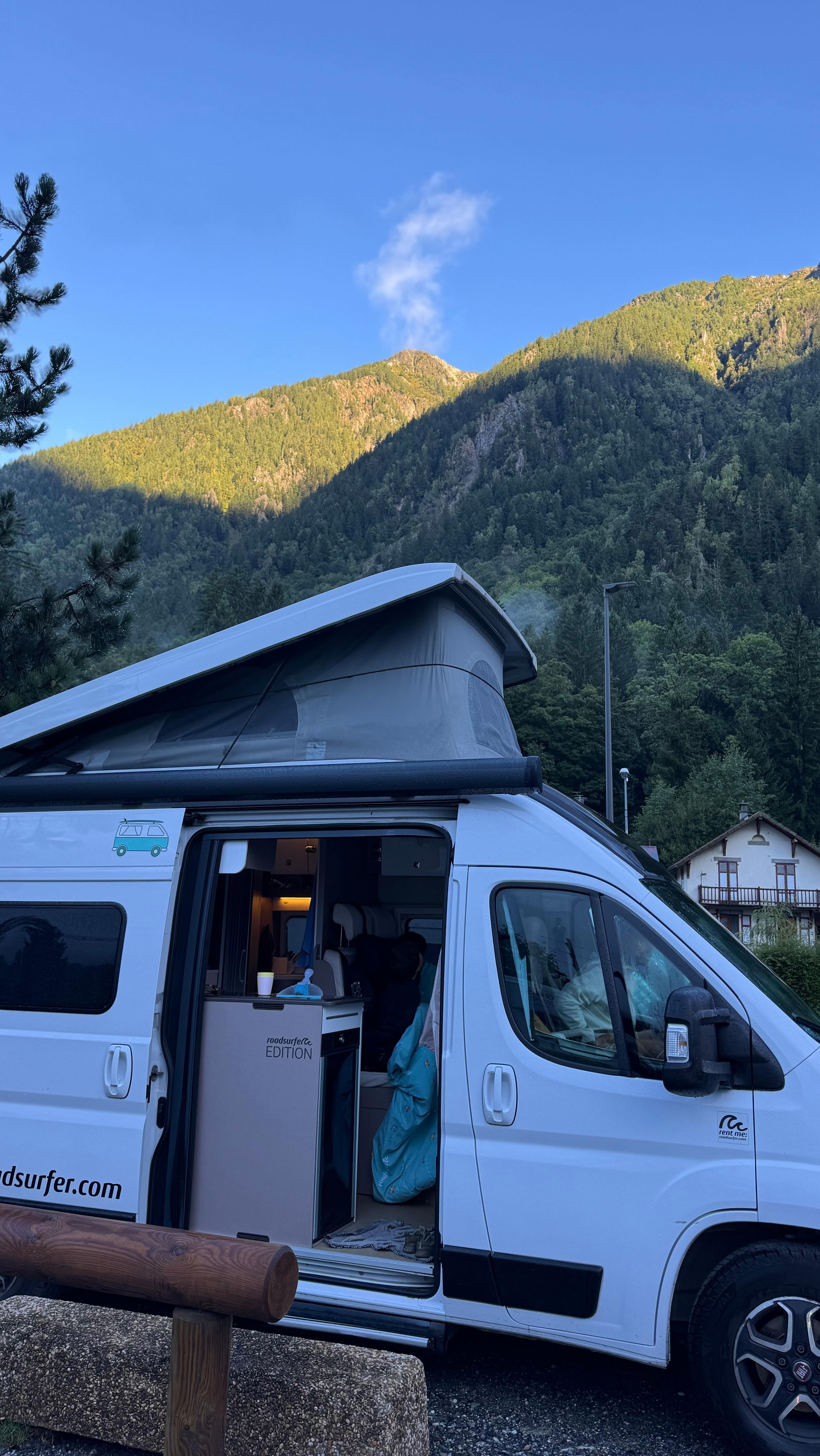 Instagram post by @finca_cotebleue for Roadsurfer. Caption reads: 👀😃 Surprise !!!!

🚐 Le retour de la vanliiiife....