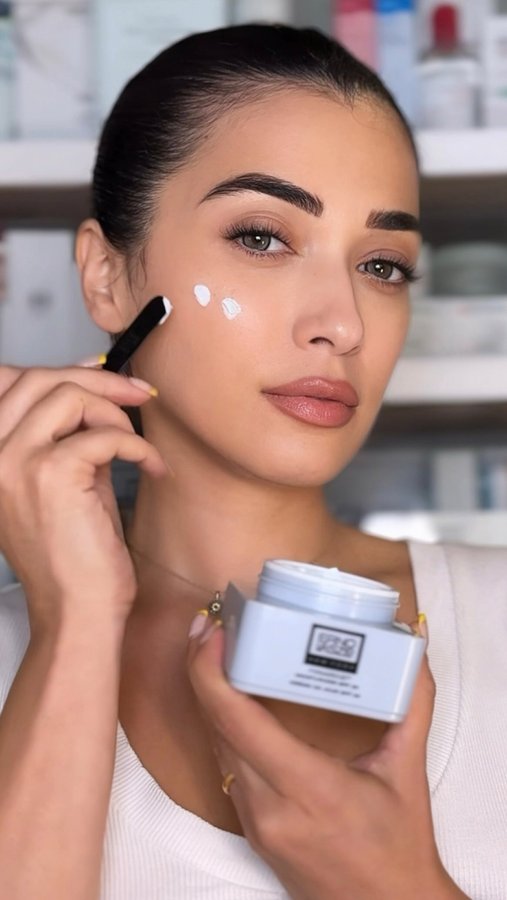 Instagram post by @shenymakeup for Erno Laszlo. Caption reads: Mark your calendars: 8/26–9/2 🗓️ @ernolaszlonyc....