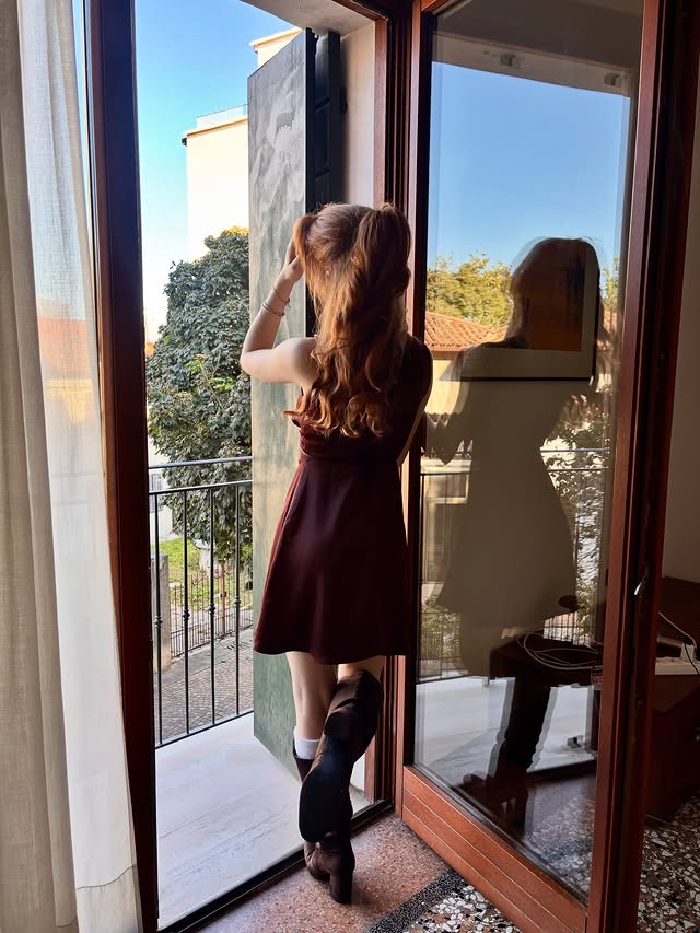 Instagram post by @ericadoriaa for Rihoas. Caption reads: Adoro queste vibes 🥹🍁✨🫧 Dress by....
