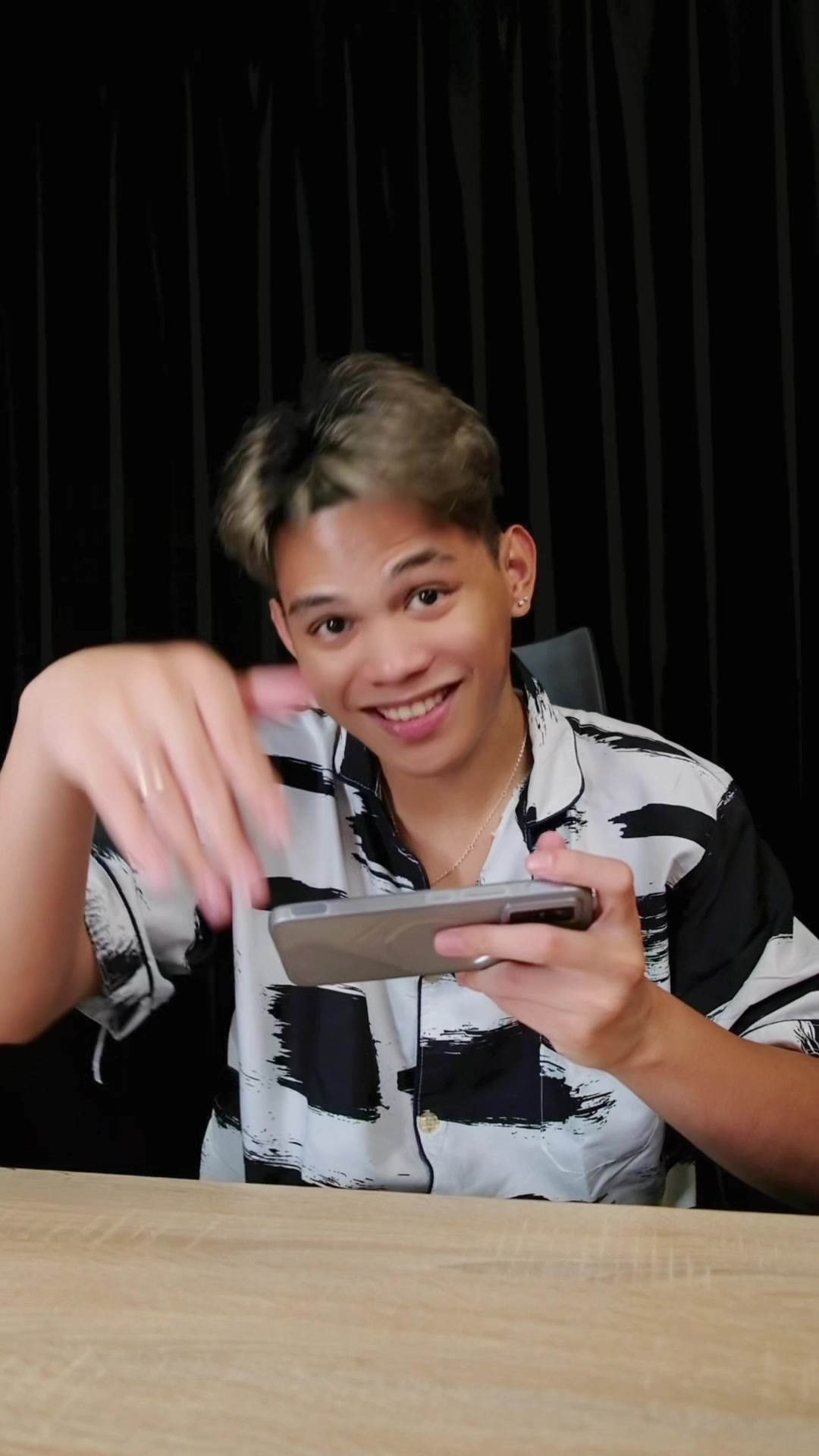 TikTok post by @onicskylar25 for Mobile Legends. Caption reads: masakin burger buat ikan2 nih latih fasthand. udah....