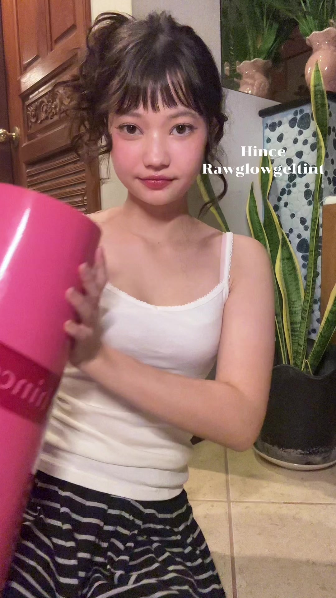 TikTok post by @hoi_hohoho for hince. Caption reads: 💋💋#hince #hincethailand #rawglowgeltint @hince....