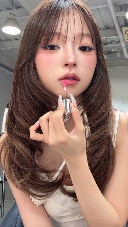 Instagram post by @_lm_yuna for ASUNE. Caption reads: ASUNEのリップグロスプランパー☺︎
塗った後ヒリヒリ感が！いい感じのぷっくり唇に⭐️

#PR....