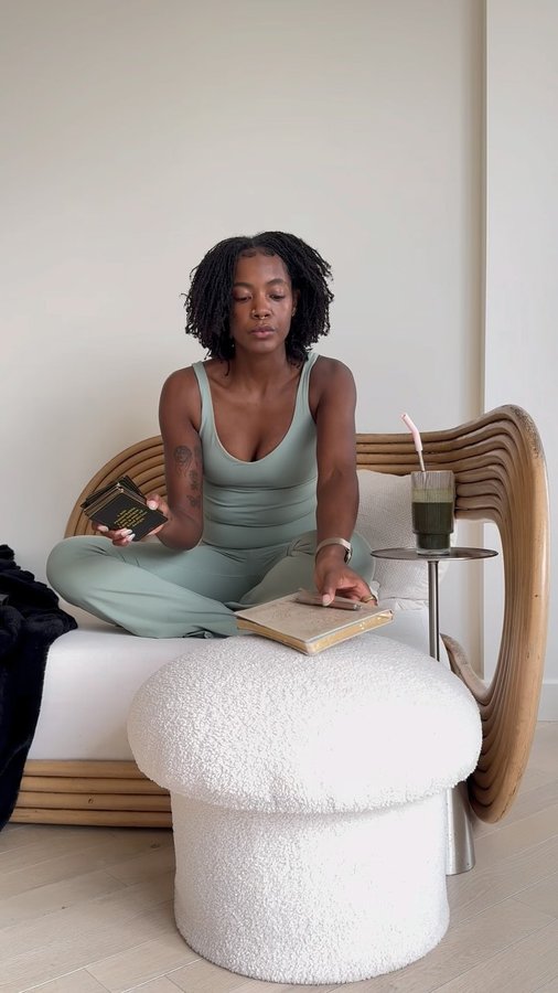 Instagram post by @destinytaylorxoxo for Amazing Grass. Caption reads: [...] and inspiring day:
✅ Good vibes and....