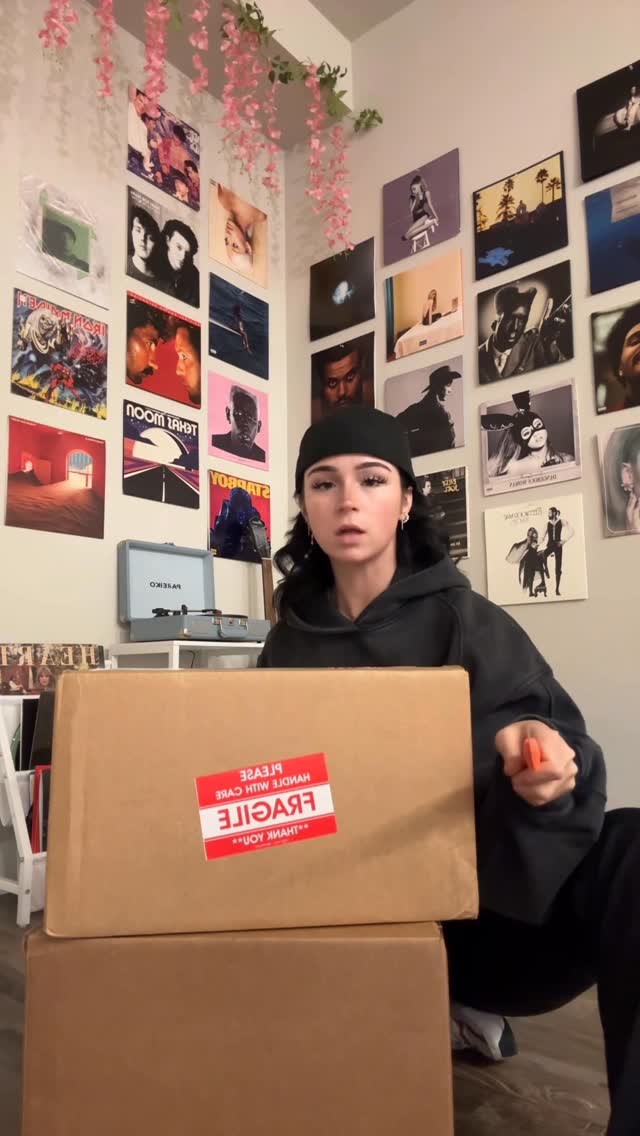 Instagram post by @thebuffunicornn for PEScience. Caption reads: what could be in box #1.. 😏
-
protein from....