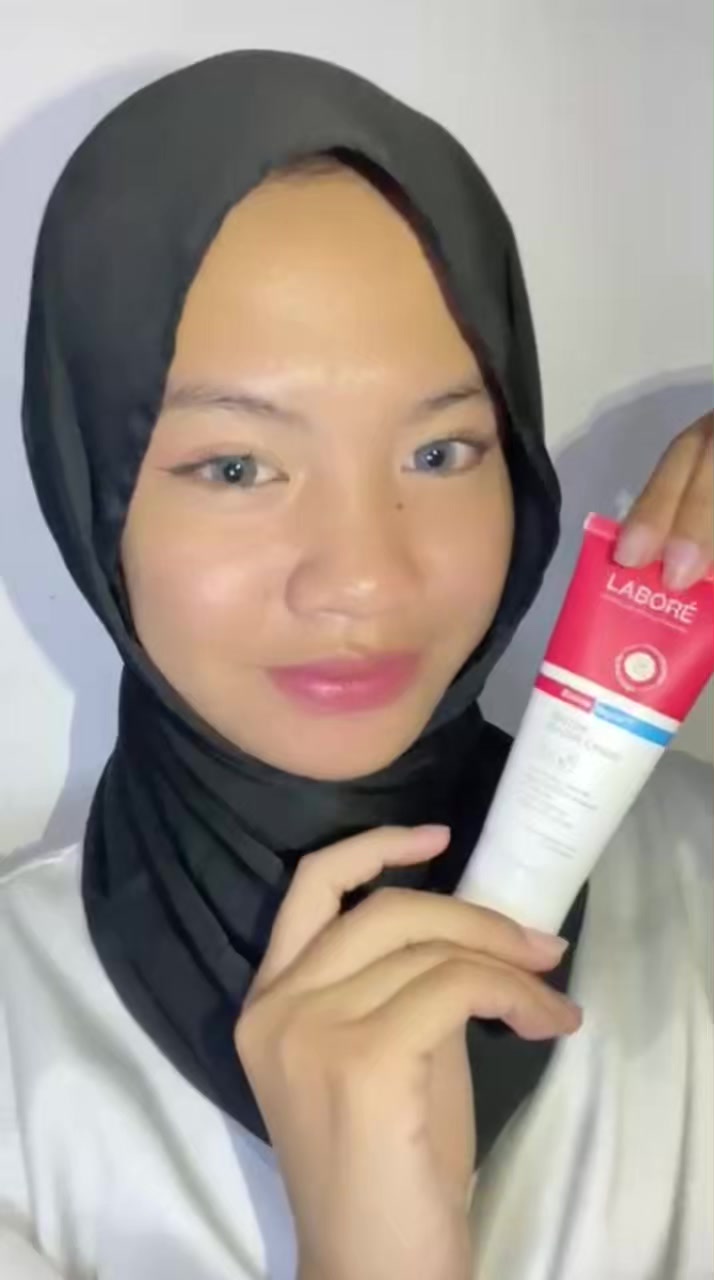 TikTok post by @anjanika.putri for Laboré Sensitive Skin Expert. Caption reads: Ini moisturizer rekomendasi dokter kulitnya shifa....