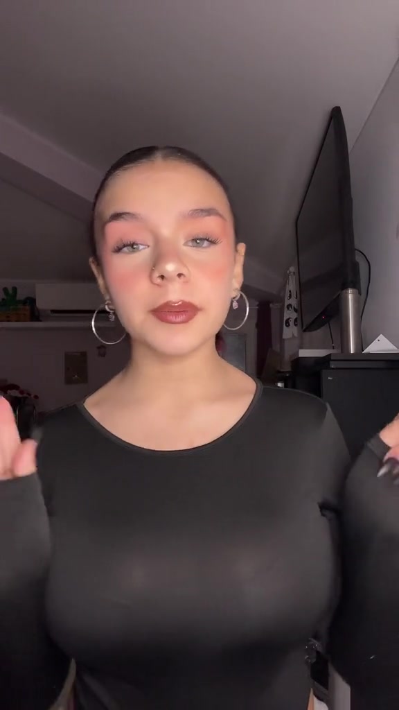 TikTok post by @elisa.bernardonii__ for Yepoda. Caption reads: @Yepoda #yepoda #kbeauty #skincareroutine....