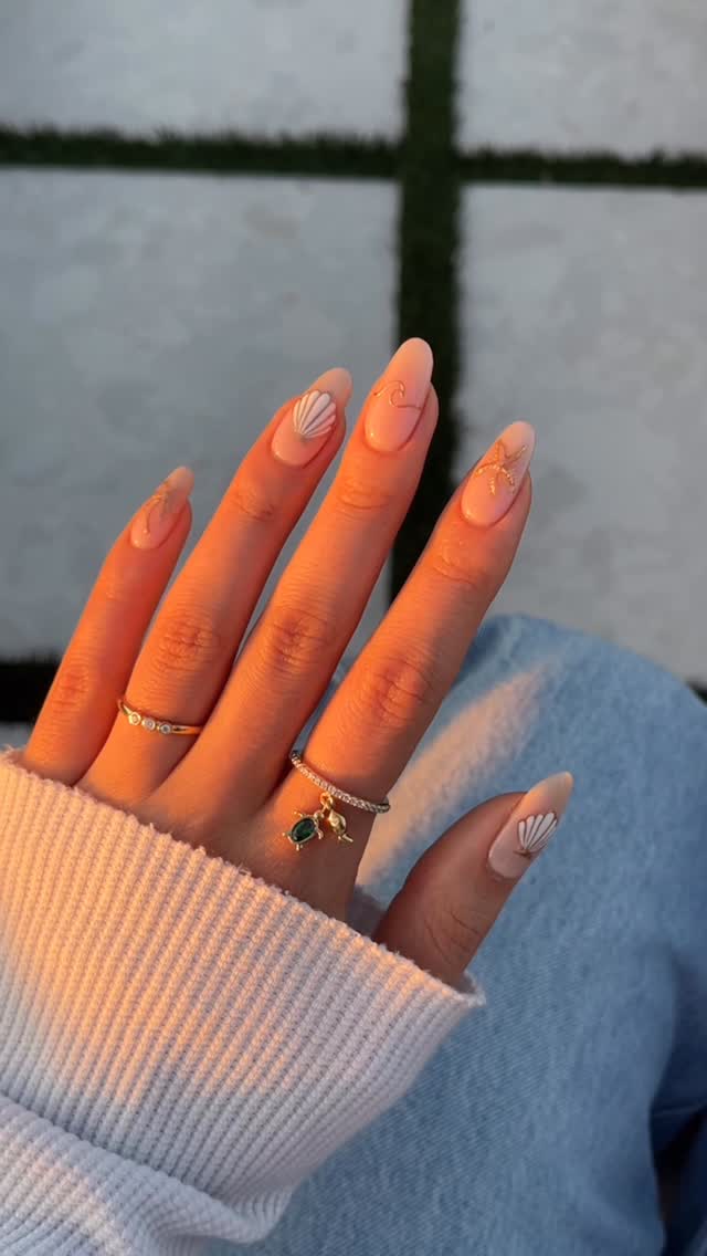 Instagram post by @heluviee for GLAMIRA. Caption reads: she sells seashells ~ ｡˚⋆❀🐚 

sea inspired nails....