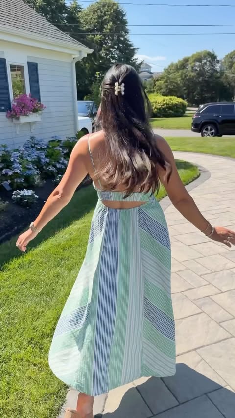 Instagram post by @mollyjcurley for Walmart. Caption reads: [...] can’t believe I found this dress at....