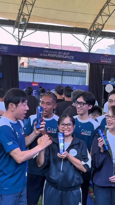 Instagram post by @kitingggs for Clear Vietnam. Caption reads: Ada yang siap join ultra squad bareng gua, Mas....