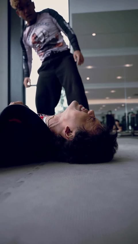 Instagram post by @khenobusan for Snickers. Caption reads: [...] akan terasa lapar gila. But having SNICKERS....