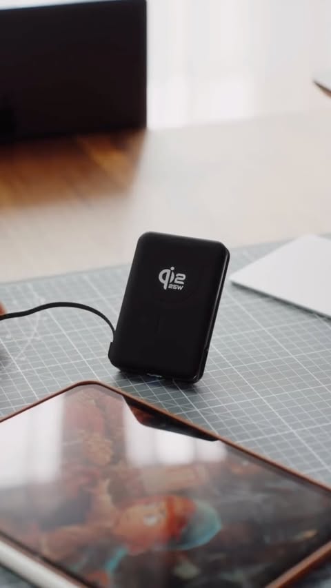 Instagram post by @iandreamosca for KUXIU. Caption reads: @kuxiutech S3 Power bank 🔋⚡️

This compact [...].