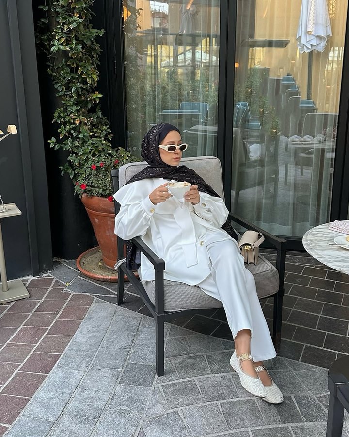 Instagram post by @bihterkocc for OZSARICAM. Caption reads: Hoşçakal Ekim 🤍

w/ @ozzsaricam 
#işbirliği.