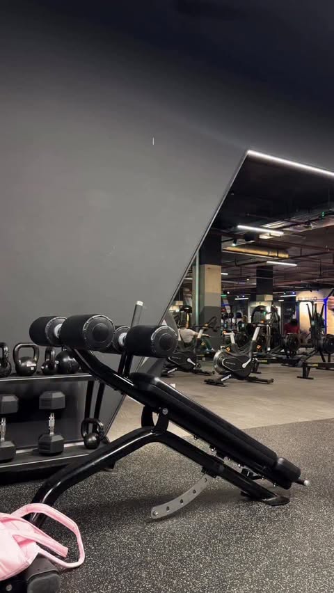 Instagram post by @louisegreeenn for DFYNE. Caption reads: baddies don’t skip upper body if you want that ⏳✨✨....