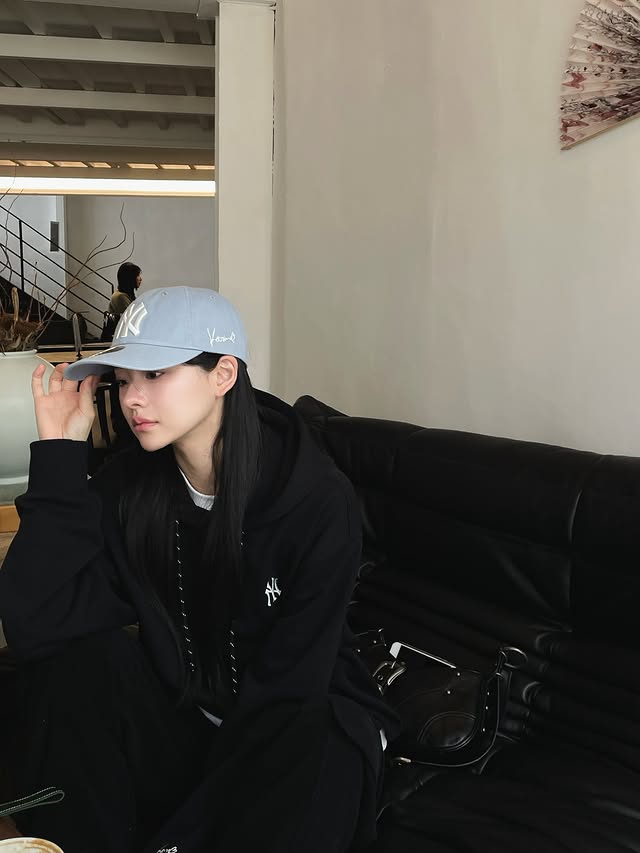 Instagram post by @gxlxae for MLB. Caption reads: #광고 @mlbkorea @mlbcrew_kr 지난 시즌 많은 사랑을 [...].