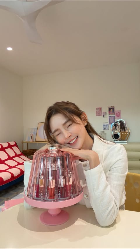 Instagram post by @yifeis for Dior. Caption reads: OMG 是Jisoo同款😍

Dior Addict is now relaunched 🙌🏻....