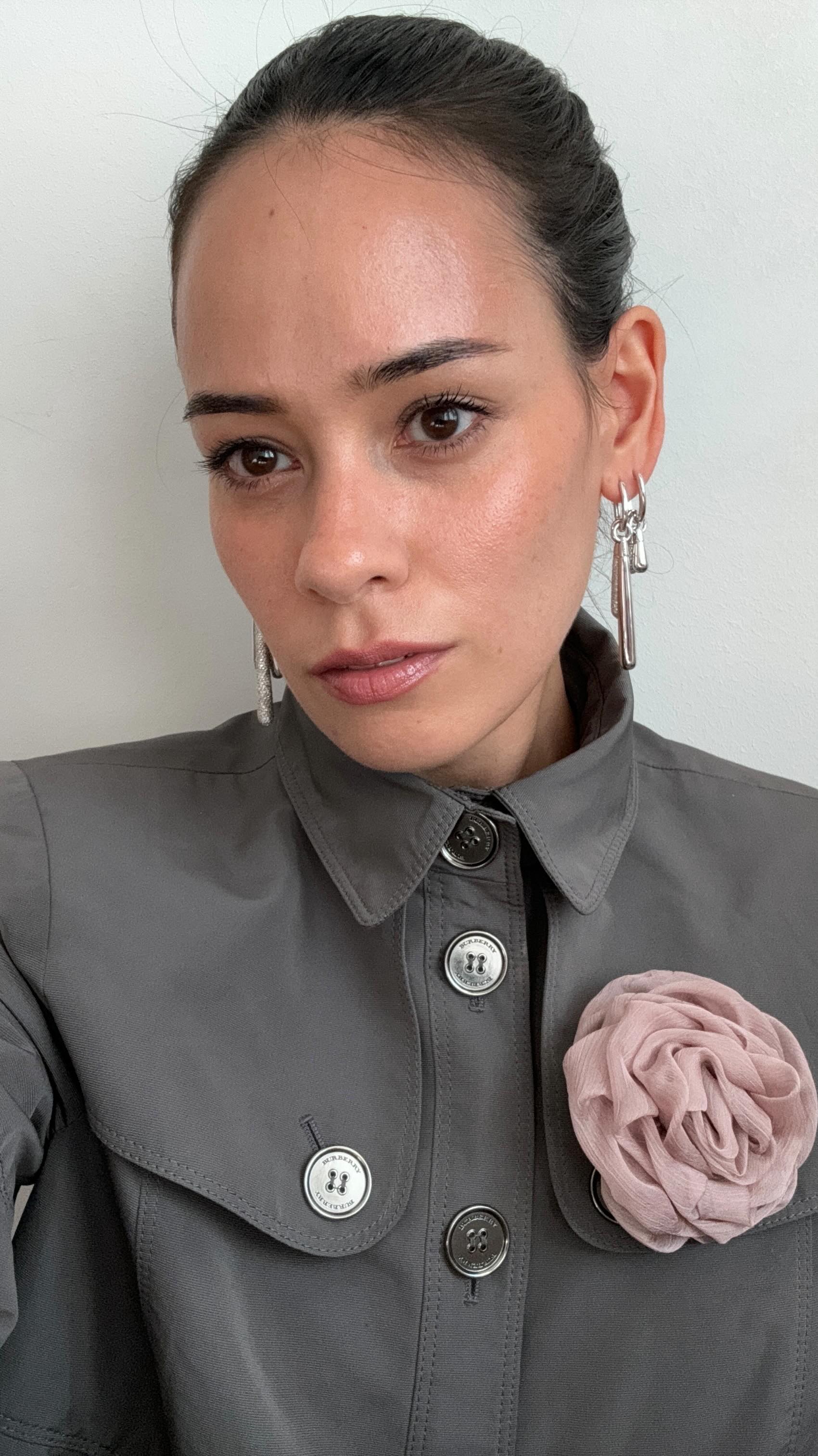 Instagram post by @desifare for PDPAOLA. Caption reads: 10 icons, 10 years @pdpaola_jewelry
anzeige.