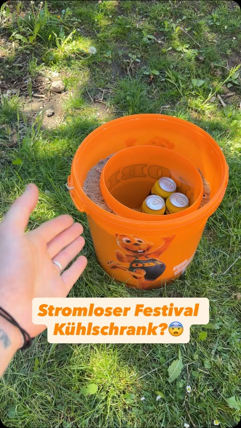 Instagram post by @julianmediahouse for OBI Österreich. Caption reads: Warme Festival Getränke sind jedes Jahr aufs Neue....