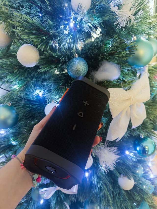 Instagram post by @mommylaand for Skullcandy. Caption reads: Swipe for sound ➡️🎵
Skullcandy Terrain XL je....