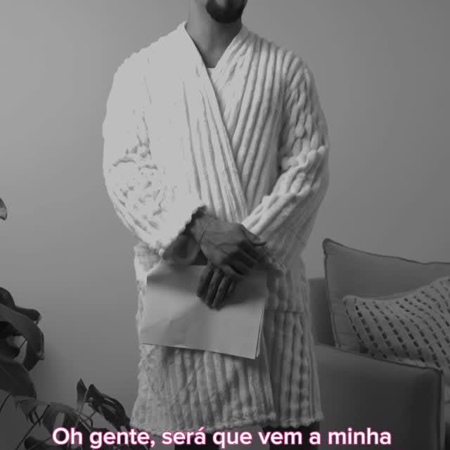 Instagram post by @viniciusnascimentos for Tinder. Caption reads: Tão deixando a gente sonhar com o almoço na casa....
