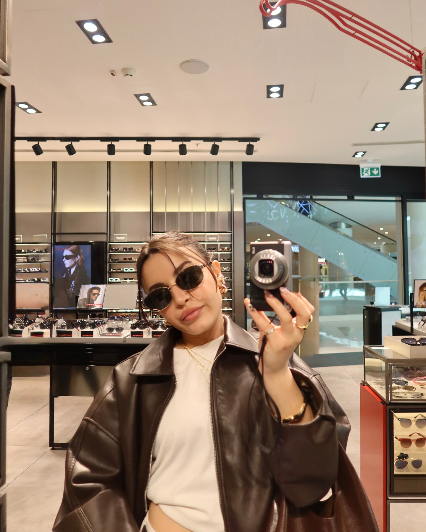 Instagram post by @ozgessaglam for Sunglass Hut. Caption reads: Hazır Anneler Günü yaklaşıyorken Bal’ın annesi....