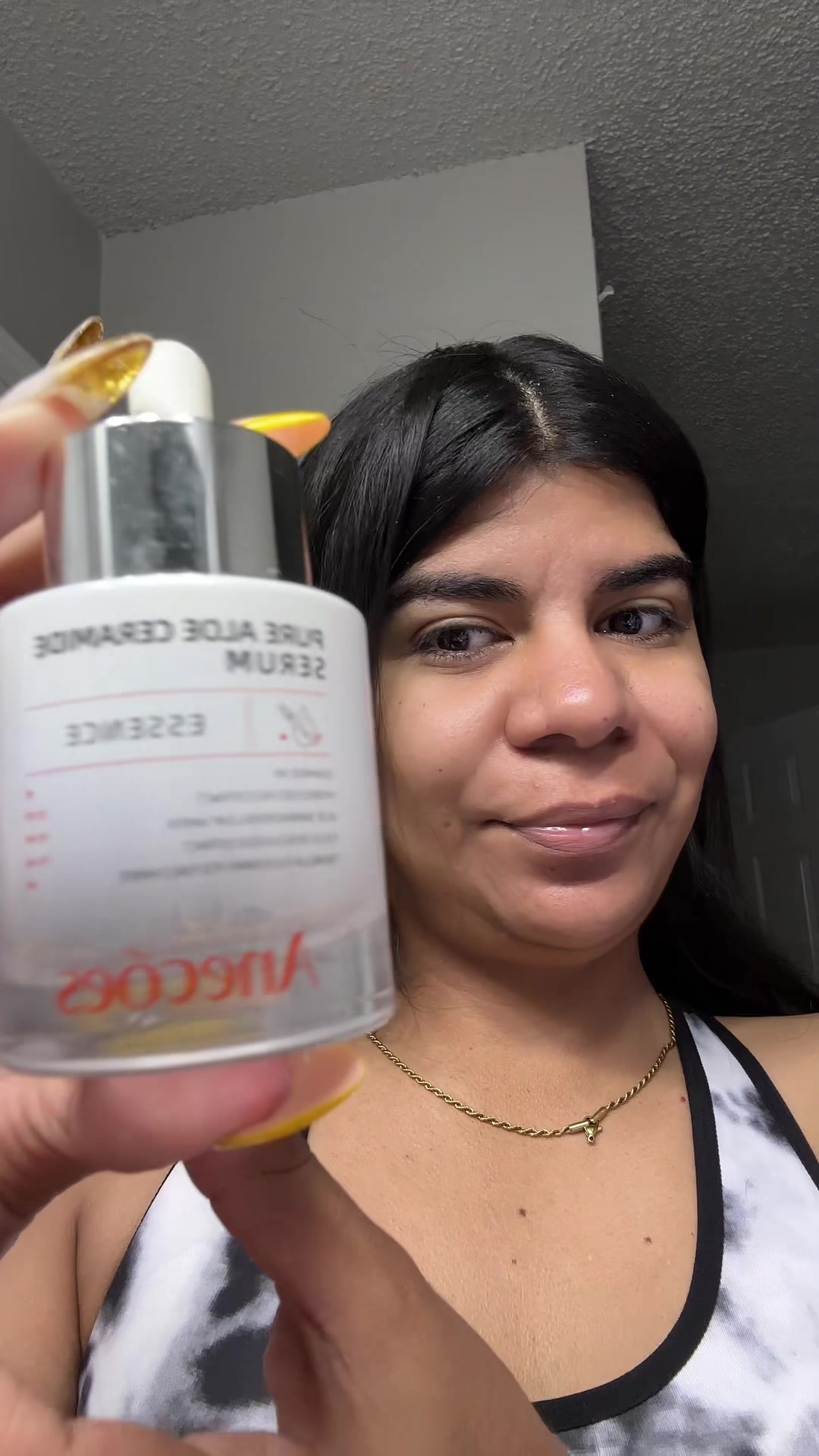 TikTok post by @andrea.bastidas04 for ANECOES. Caption reads: Serum hidratante de @ANECOES official @ANECOES....