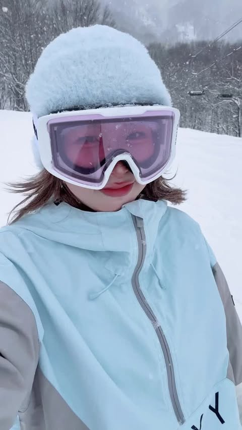 Instagram post by @cocone_kondo for ROXY. Caption reads: [...] #オリエンタルバイオ 
@roxyjapan #sponsorROXY [...].